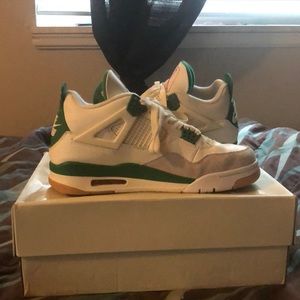 (AIR JORDAN 4 RETRO PINE GREEN SB), Sz(9.5)(43.5)EUR, DECENTLY USED WITH BOX..